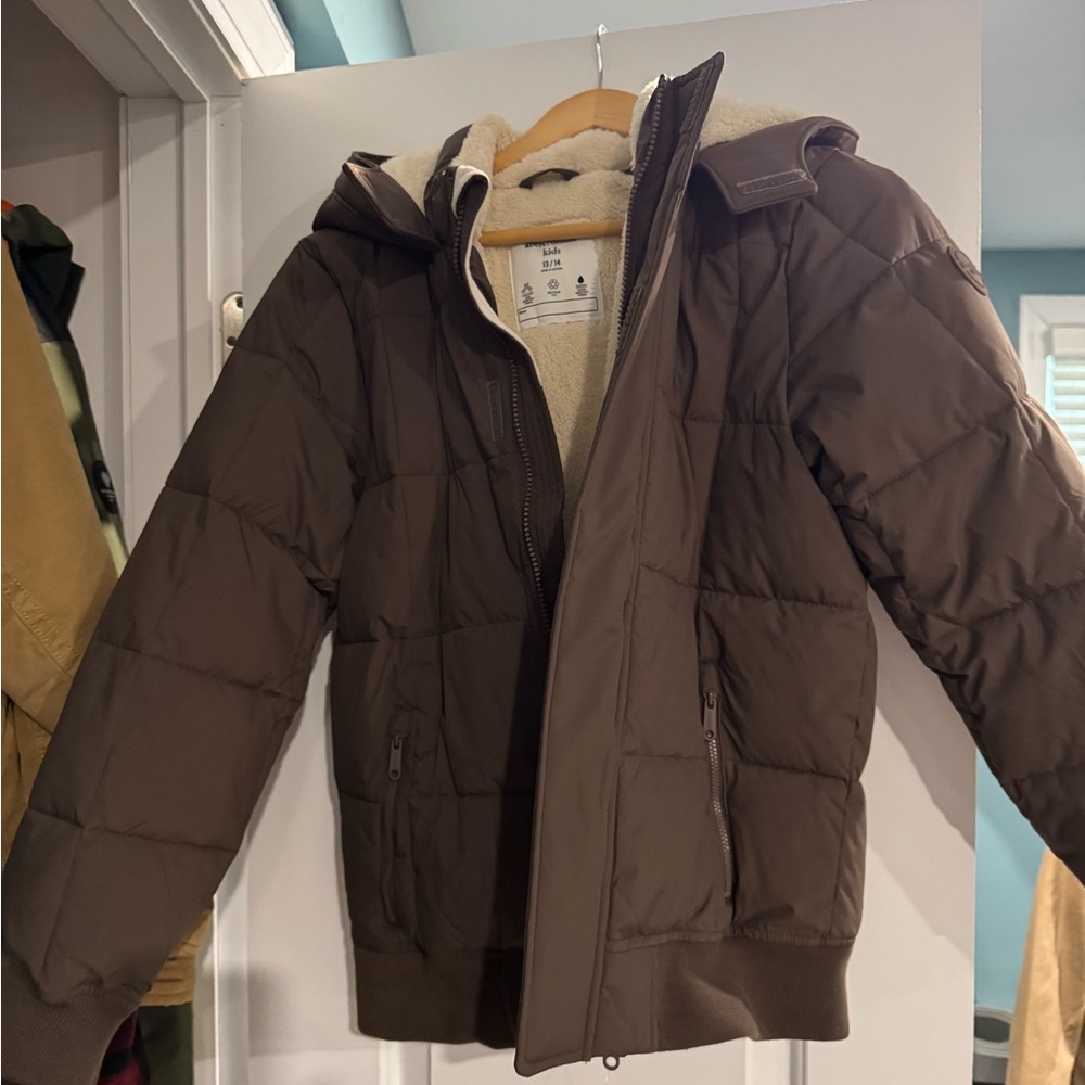 Brown boys Sherpa puffer from Abercrombie kids.  Size 13-14 
New with tags